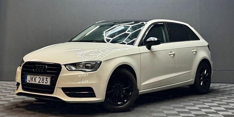 Vit Begagnad 2015 Audi A3 Sportback Attraction Halvkombi | 89 900 kr (Marknadspris) - Bild 1/4