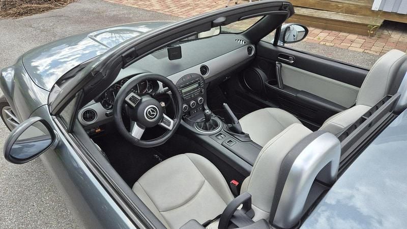 Grå Begagnad 2011 Mazda MX5 Cab | 142 000 kr (Superpris) - Bild 1/4