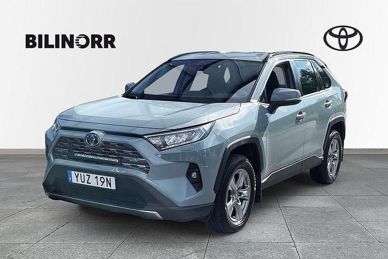 Grön Begagnad 2022 Toyota RAV4 Hybrid Active SUV | 349 900 kr (Marknadspris) - Bild 1/4