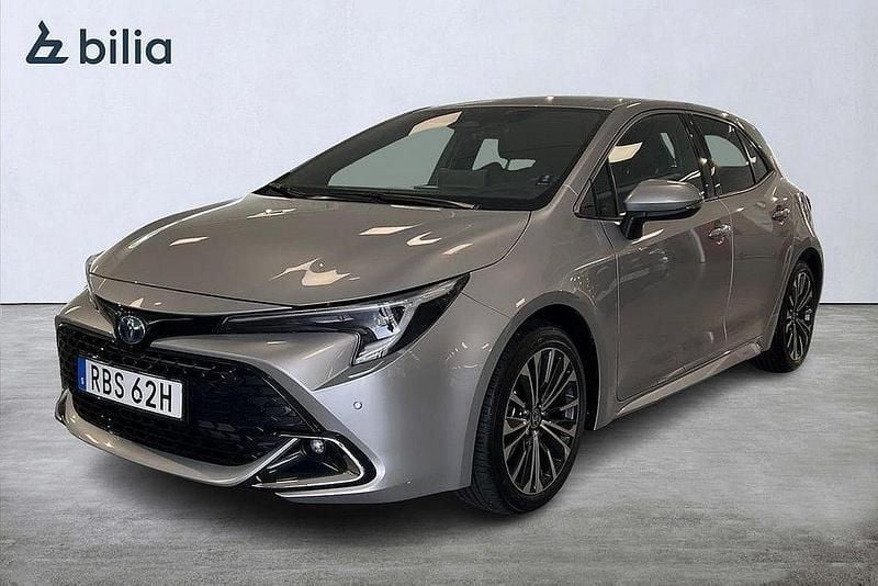 Silver Begagnad 2024 Toyota Corolla Hybrid Style Halvkombi | 329 800 kr (Marknadspris) - Bild 1/3