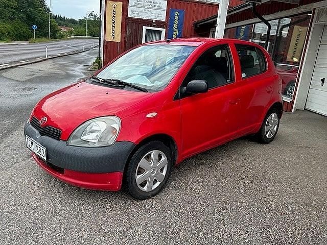 Röd Begagnad 2002 Toyota Yaris Halvkombi | 29 500 kr (Marknadspris) - Bild 1/4