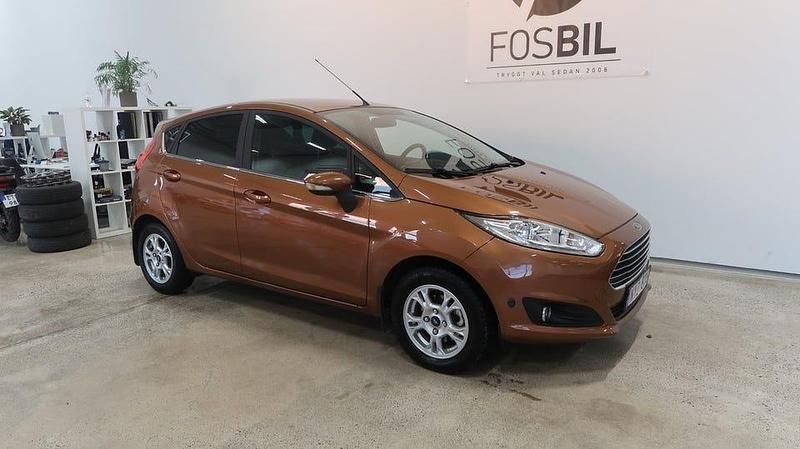 Brun Begagnad 2014 Ford Fiesta Titanium Halvkombi | 69 900 kr (Marknadspris) - Bild 1/3