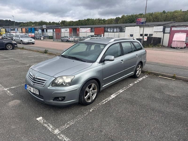 Grå Begagnad 2007 Toyota Avensis Kombi | 5 900 kr - Bild 1/4
