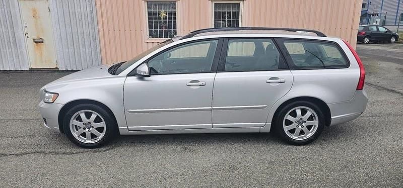 Grå Begagnad 2011 Volvo V50 Momentum Kombi | 44 900 kr (Bra pris) - Bild 1/4