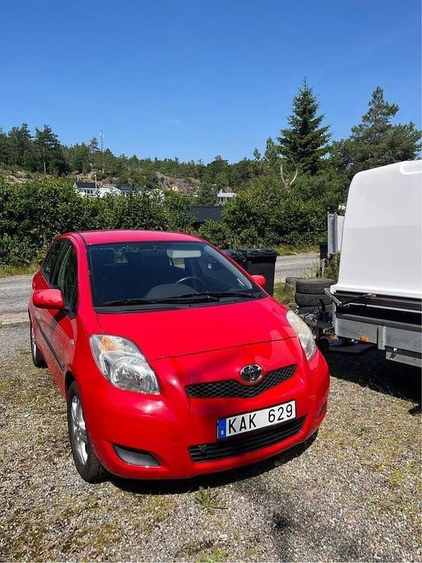 Röd Begagnad 2009 Toyota Yaris Halvkombi | 38 000 kr (Bra pris) - Bild 1/4
