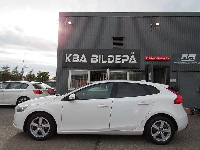 Vit Begagnad 2012 Volvo V40 Kinetic Kombi | 99 900 kr (Marknadspris) - Bild 1/4