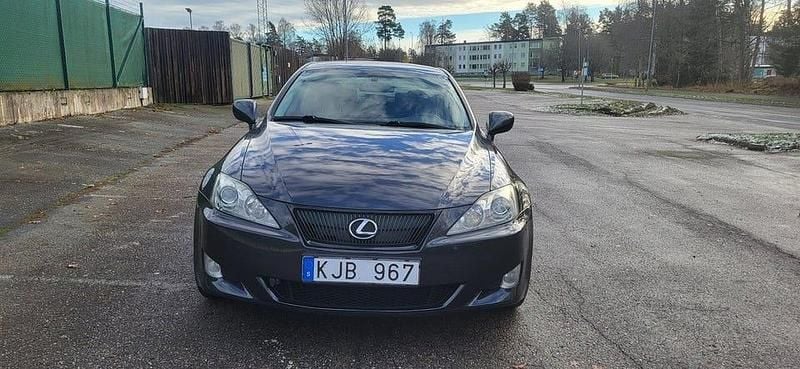 Grå Begagnad 2008 Lexus IS250 Sedan | 49 900 kr (Superpris) - Bild 1/4