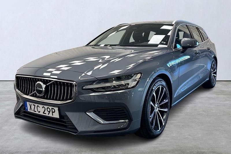 Grå Begagnad 2022 Volvo V60 Plus Kombi | 439 900 kr (Marknadspris) - Bild 1/4