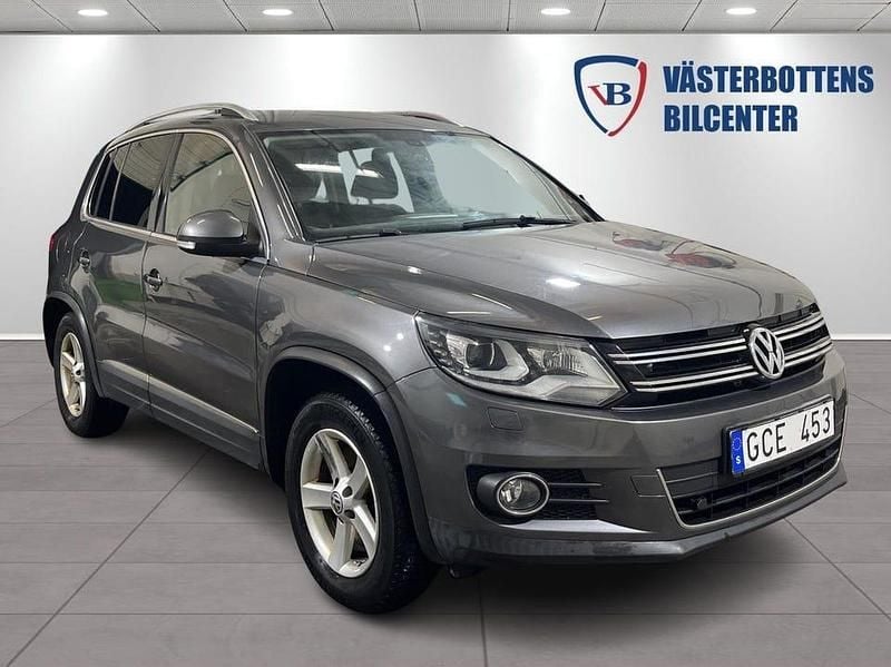 Mörkgrå (grå) Begagnad 2013 VW Tiguan Sportline SUV | 109 000 kr (Marknadspris) - Bild 1/4