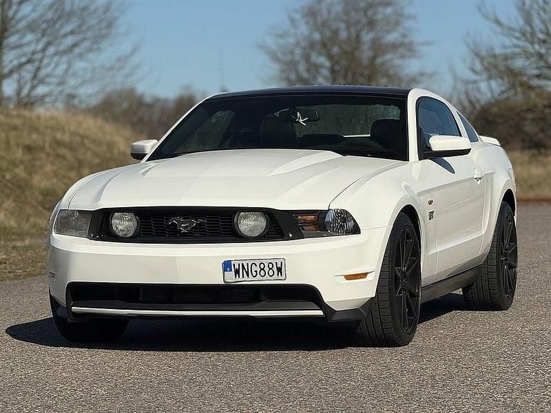 Begagnad Ford Mustang GT 320 HK (235 kW) 2010 Vit