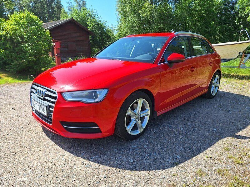 Röd Begagnad 2015 Audi A3 Sportback Attraction Halvkombi | 90 000 kr (Marknadspris) - Bild 1/4