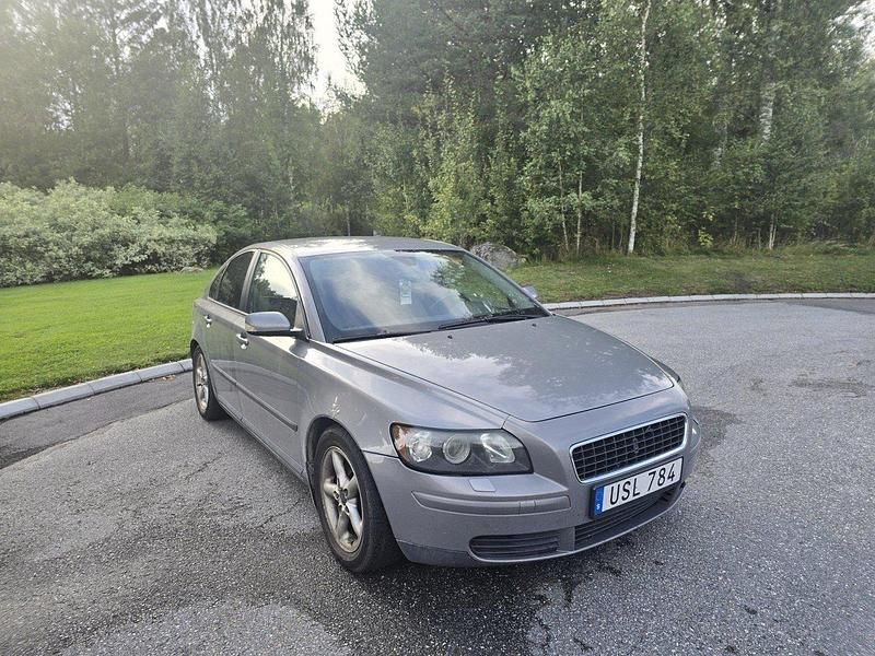 Grå Begagnad 2004 Volvo S40 Sedan | 16 900 kr (Marknadspris) - Bild 1/4