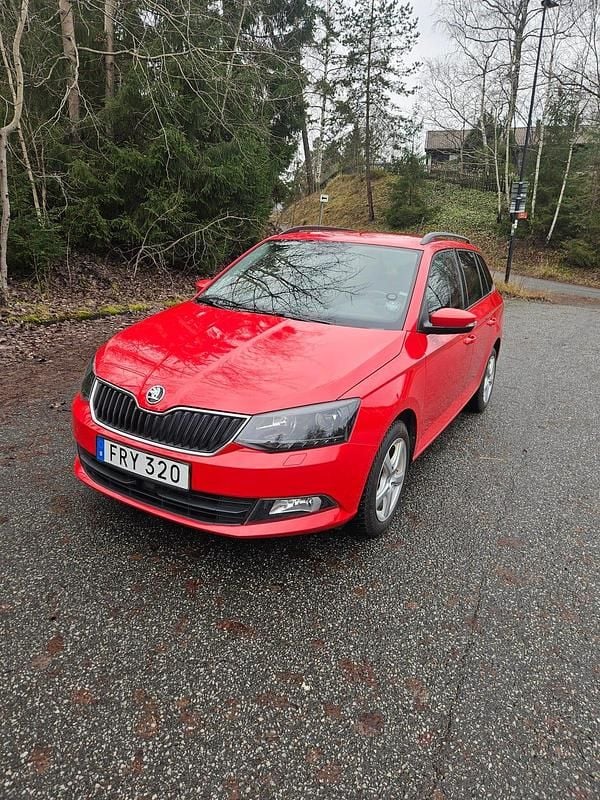 Röd Begagnad 2015 Skoda Fabia Kombi | 99 900 kr (Marknadspris) - Bild 1/4