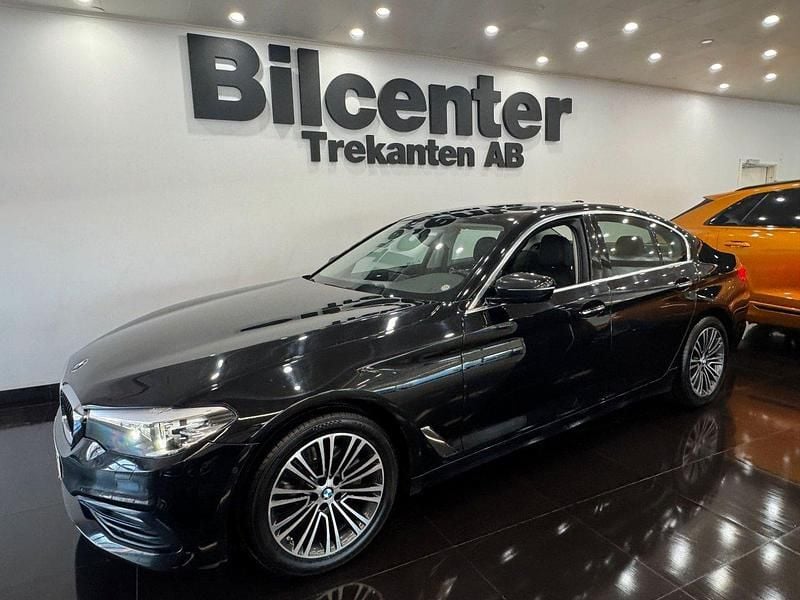 Svart Begagnad 2018 BMW 520 Sport Line Sedan | 239 900 kr (Marknadspris) - Bild 1/4