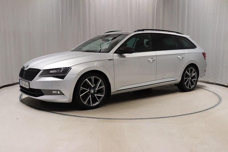 Silver Begagnad 2017 Skoda Superb SportLine Kombi | 194 900 kr (Marknadspris) - Bild 1/4