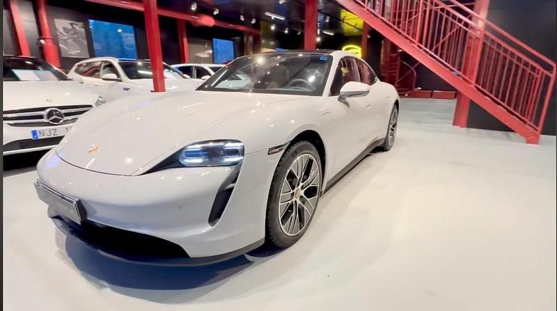 Grå Begagnad 2022 Porsche Taycan Sedan | 560 000 kr (Dyr) - Bild 1/3