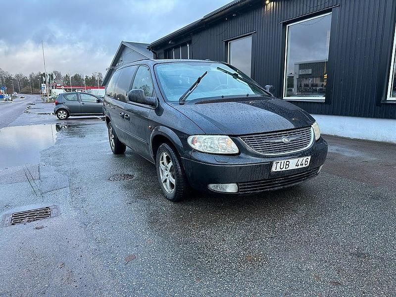 Svart Begagnad 2002 Chrysler Grand Voyager Minibuss | 19 500 kr (Marknadspris) - Bild 1/4