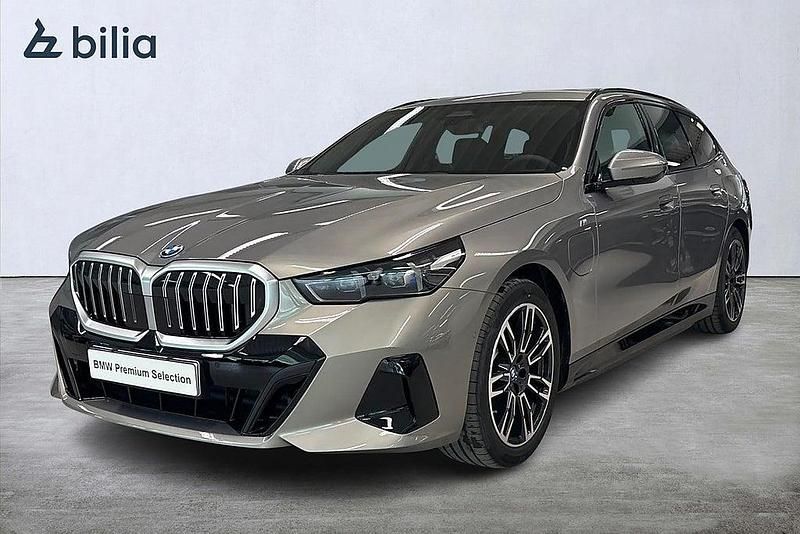 Grå Begagnad 2025 BMW 530e M Sport Kombi | 619 900 kr - Bild 1/4