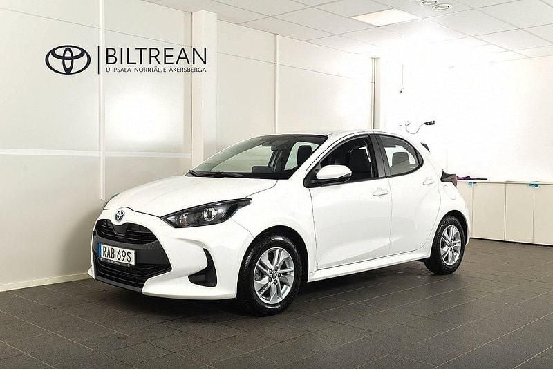 Vit Begagnad 2022 Toyota Yaris Hybrid Active Halvkombi | 214 700 kr (Marknadspris) - Bild 1/4