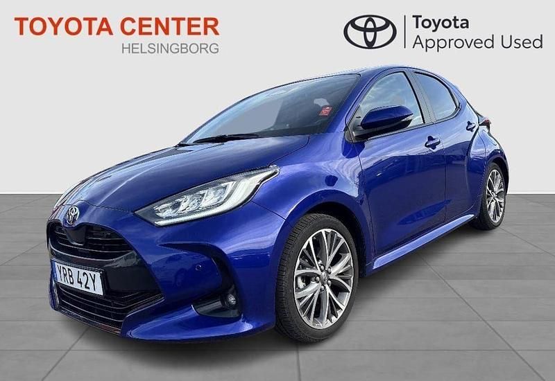 Mörkblå Begagnad 2024 Toyota Yaris Hybrid Style Halvkombi | 274 900 kr (Lite dyr) - Bild 1/3