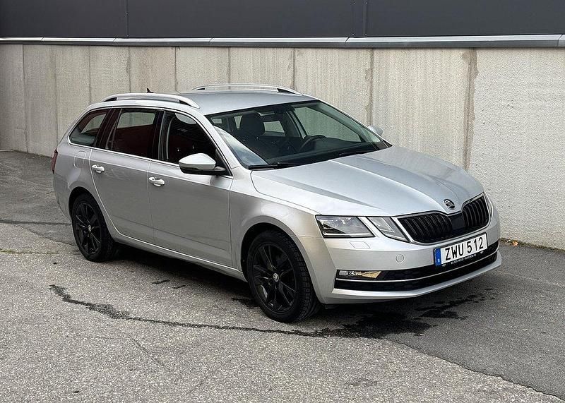 Silver Begagnad 2019 Skoda Octavia Style Kombi | 179 900 kr (Marknadspris) - Bild 1/4