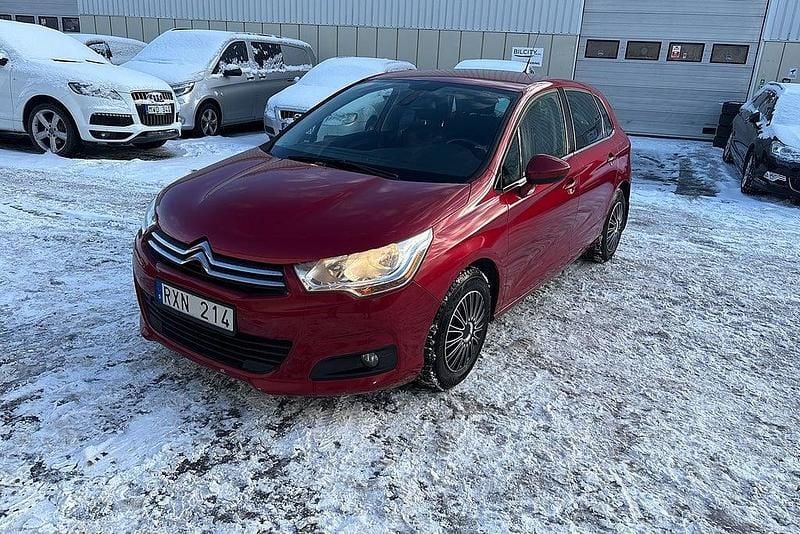 Mörkröd Begagnad 2011 Citroën C4 Halvkombi | 49 900 kr (Marknadspris) - Bild 1/4