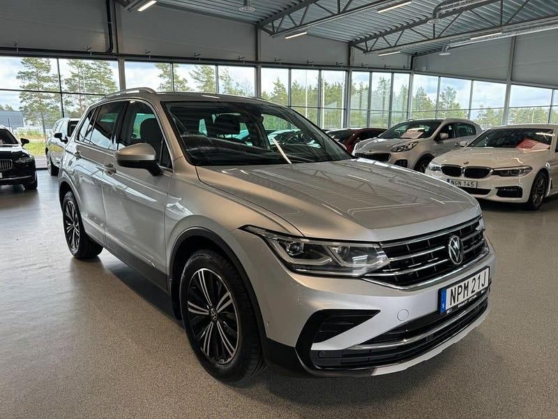 Silver Begagnad 2021 VW Tiguan Elegance SUV | 222 900 kr (Marknadspris) - Bild 1/4
