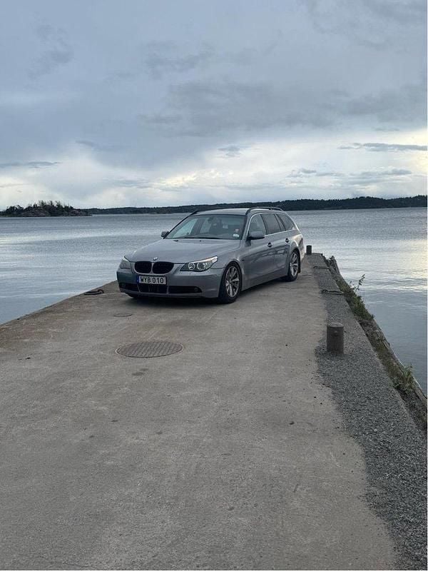 Grå Begagnad 2005 BMW 525 Kombi | 52 000 kr (Marknadspris) - Bild 1/4