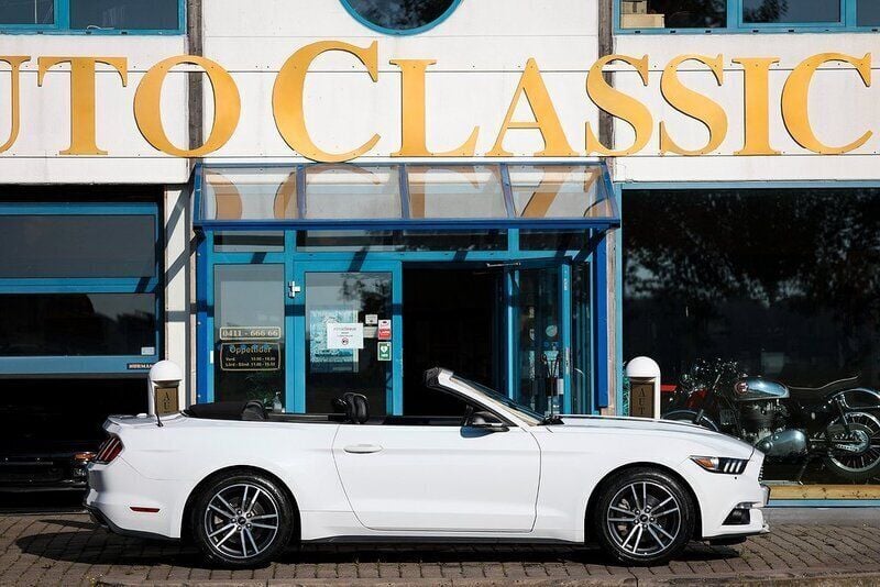 Vit Begagnad 2016 Ford Mustang Cab | 319 000 kr (Marknadspris) - Bild 1/4