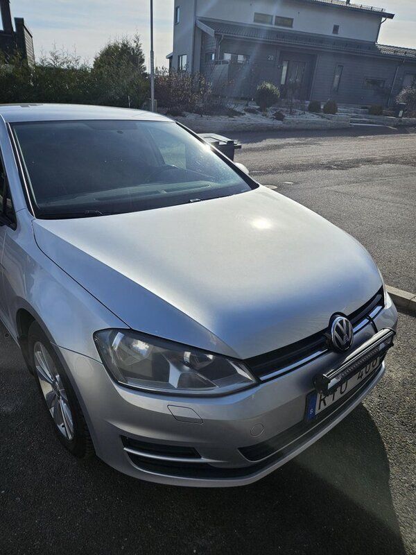 Silver Begagnad 2014 VW Golf VII Halvkombi | 95 000 kr (Bra pris) - Bild 1/4