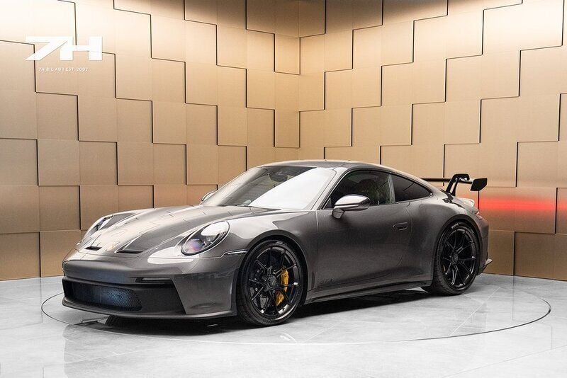 Grå Begagnad 2023 Porsche 992 | 2 349 900 kr (Marknadspris) - Bild 1/4