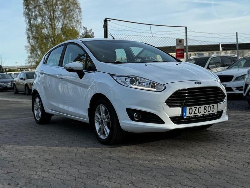 Vit Begagnad 2016 Ford Fiesta Titanium Halvkombi | 76 900 kr (Marknadspris) - Bild 1/4