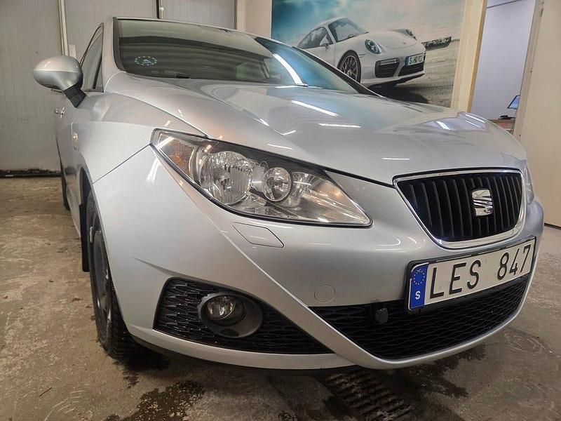 Silver Begagnad 2012 Seat Ibiza Sport Halvkombi | 49 900 kr (Marknadspris) - Bild 1/4