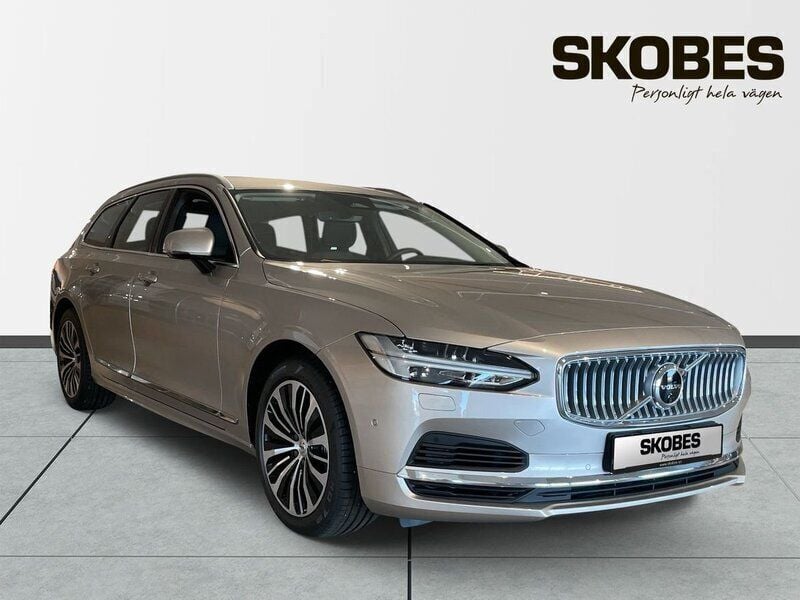 Ljusgrå (grå) Ny 2025 Volvo V90 Core Kombi | 650 700 kr - Bild 1/4