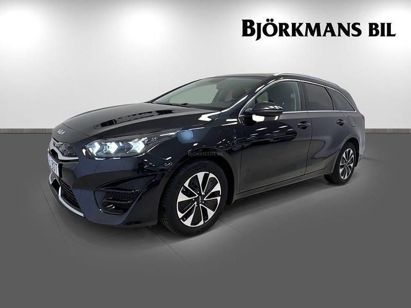 Svart Begagnad 2022 Kia Ceed Halvkombi | 234 900 kr (Marknadspris) - Bild 1/4