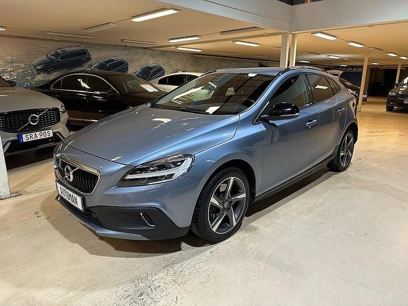 Ljusblå Begagnad 2019 Volvo V40 Pro Halvkombi | 198 900 kr (Marknadspris) - Bild 1/4