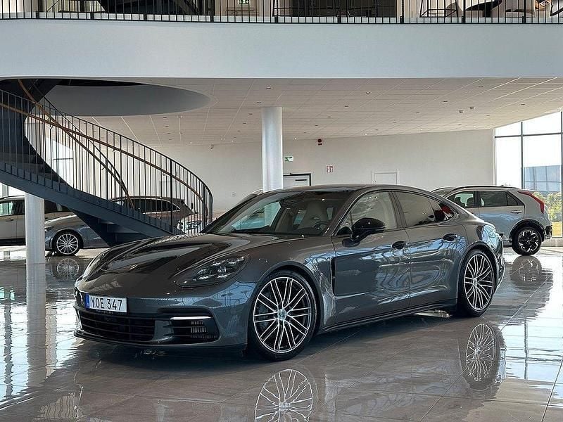 Mörkgrå Begagnad 2017 Porsche Panamera 4S Sedan | 679 000 kr (Marknadspris) - Bild 1/4