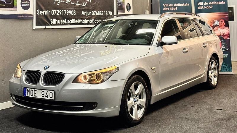 Ljusgrå (grå) Begagnad 2009 BMW 525 Kombi | 79 900 kr (Dyr) - Bild 1/4