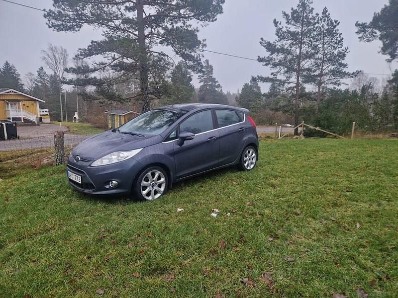 Begagnad 2013 Ford Fiesta Halvkombi | 65 000 kr (Superpris) - Bild 1/4