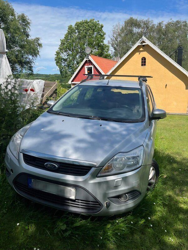 Grå Begagnad 2011 Ford Focus Platinum Kombi | 7 500 kr (Bra pris) - Bild 1/4