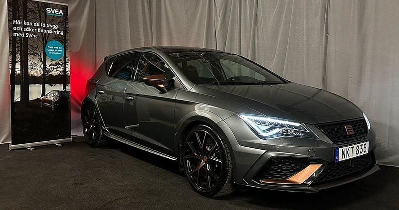 Grå Begagnad 2017 Seat Leon Halvkombi | 319 900 kr - Bild 1/4