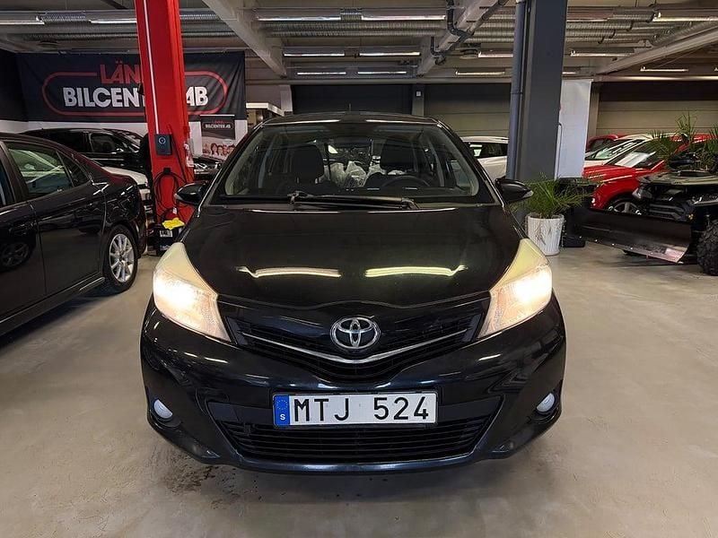 Begagnad Toyota Yaris Active 99 HK (72 kW) 2012 Svart Halvkombi