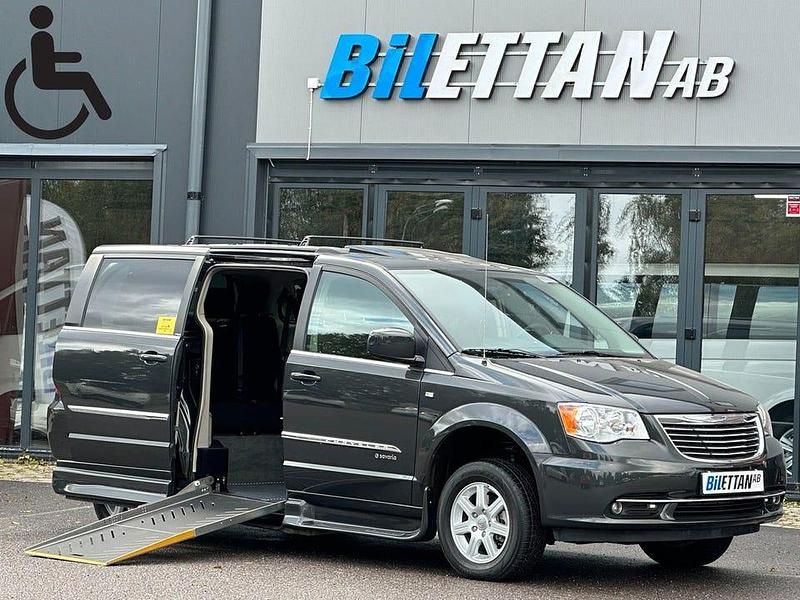 Grå Begagnad 2011 Chrysler Town & Country Van | 239 900 kr - Bild 1/4