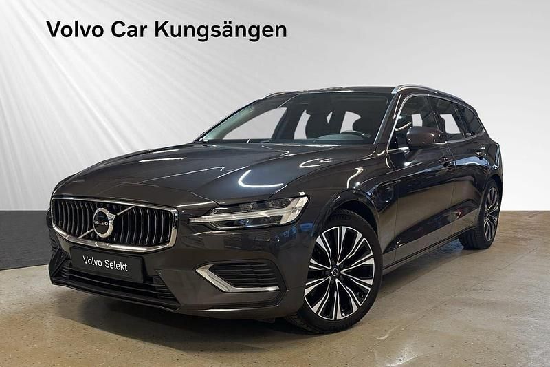 Grå Begagnad 2022 Volvo V60 Core Kombi | 369 900 kr (Marknadspris) - Bild 1/3