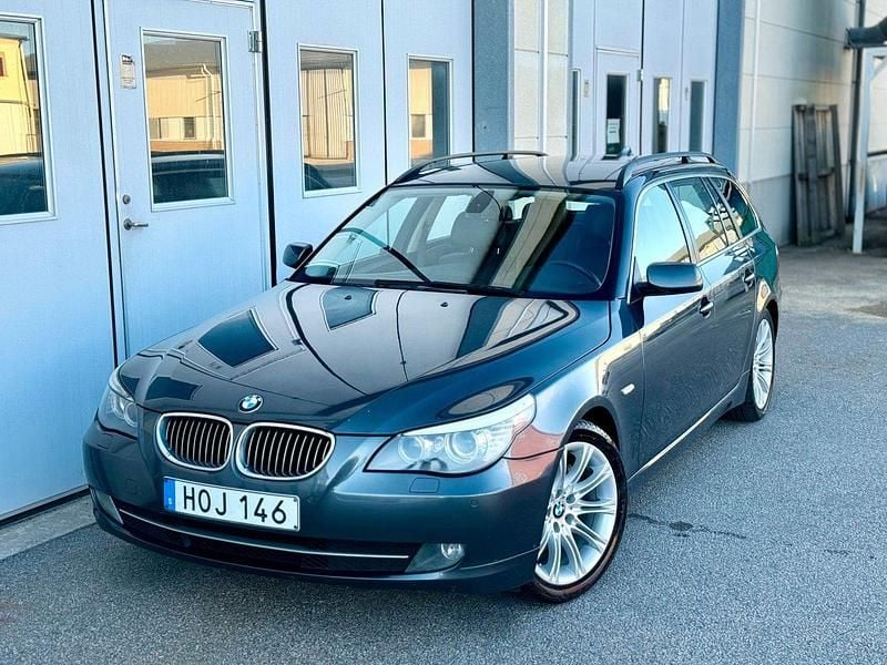 Grå Begagnad 2009 BMW 523 M Sport Kombi | 69 999 kr (Marknadspris) - Bild 1/4