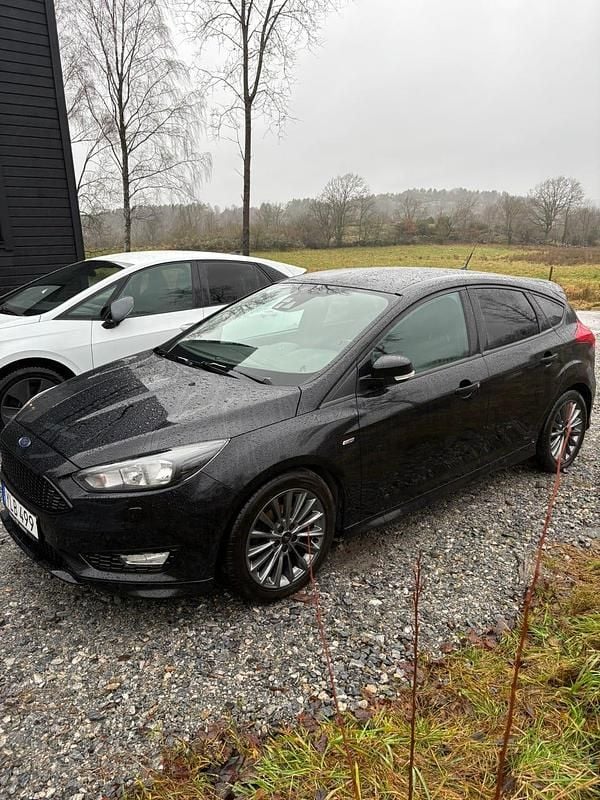 Begagnad 2017 Ford Focus Halvkombi | 49 500 kr - Bild 1/4