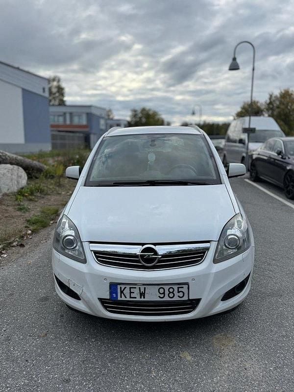 Vit Begagnad 2010 Opel Zafira Minibuss | 55 000 kr (Marknadspris) - Bild 1/4