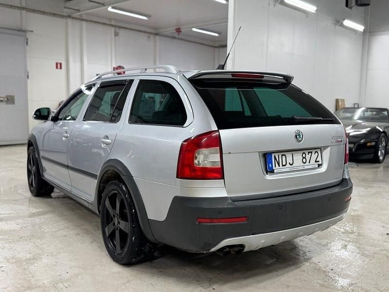 Begagnad Skoda Octavia Scout 140 HK (102 kW) 2013 Silver Kombi