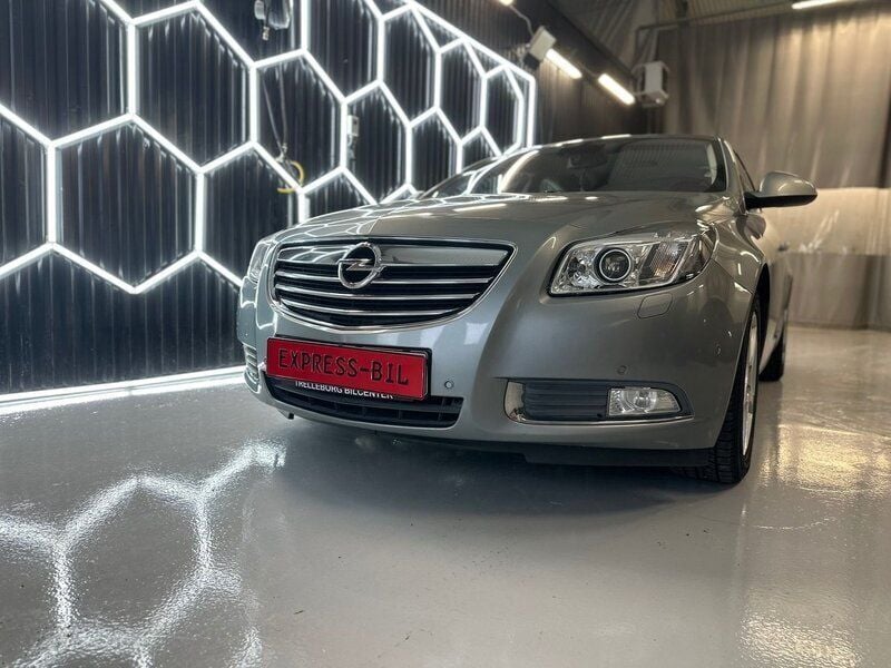 Grå Begagnad 2011 Opel Insignia Edition Halvkombi | 59 900 kr (Marknadspris) - Bild 1/4