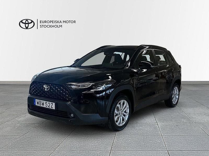 Svart Begagnad 2024 Toyota Corolla Cross Active SUV | 369 900 kr (Marknadspris) - Bild 1/4